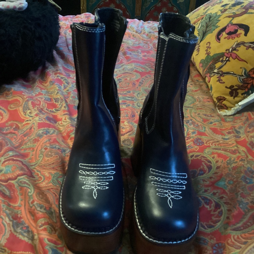 Delia’s size 9 in navy